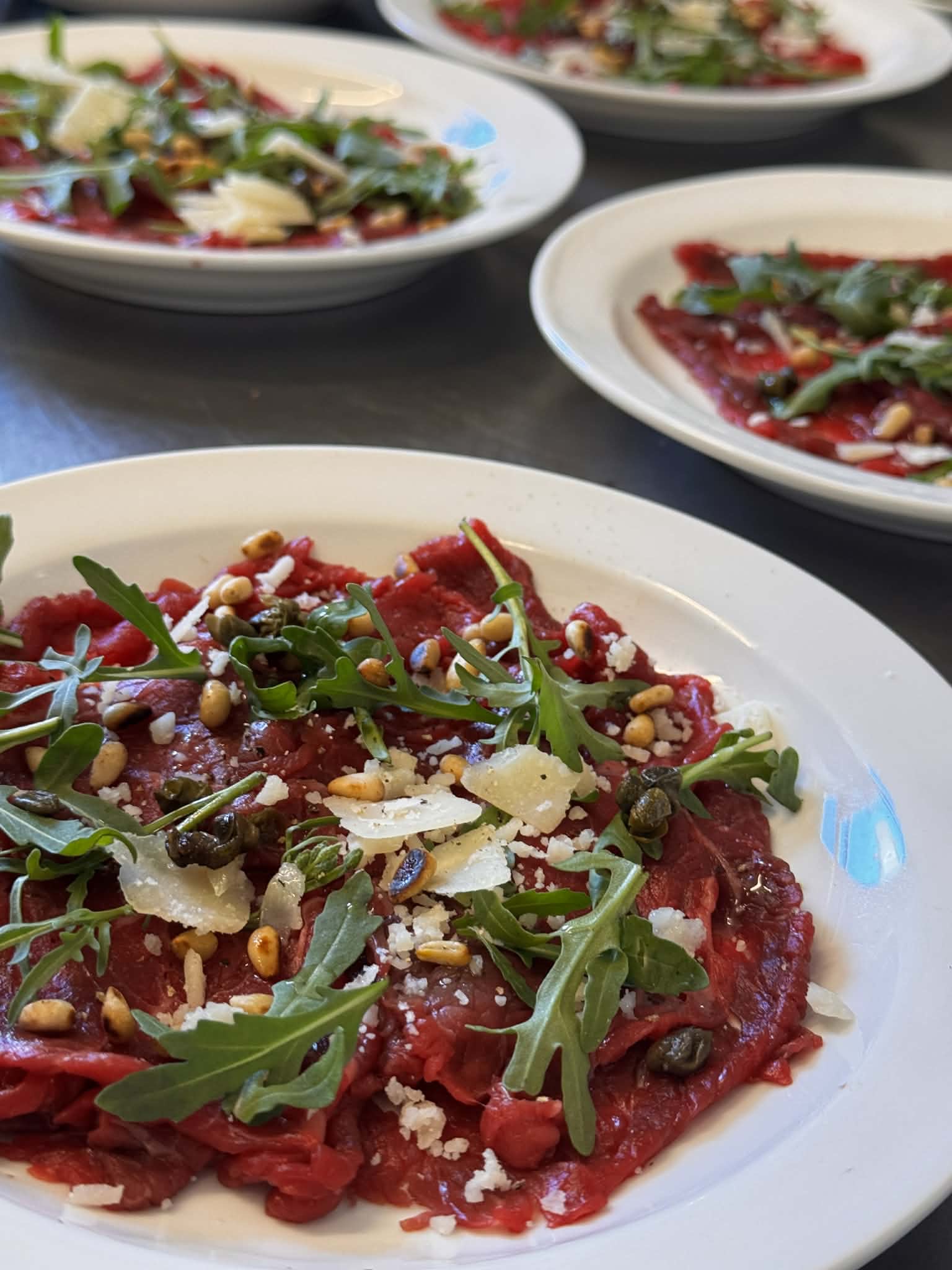 Carpaccio anrettet af Under Hatten catering