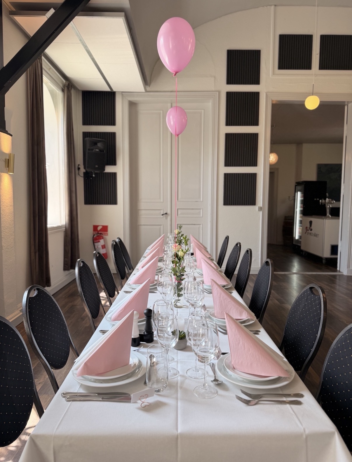 Langbord med lyserød opdækning og ballon