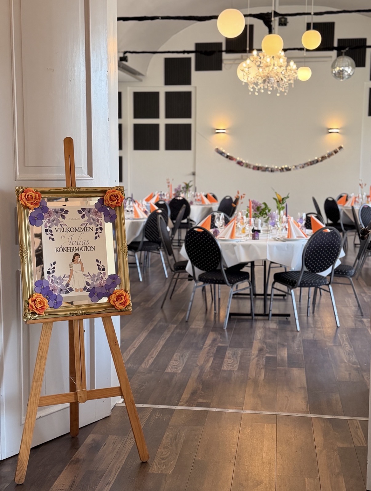 Velkomstskilt på staffeli foran festbordene