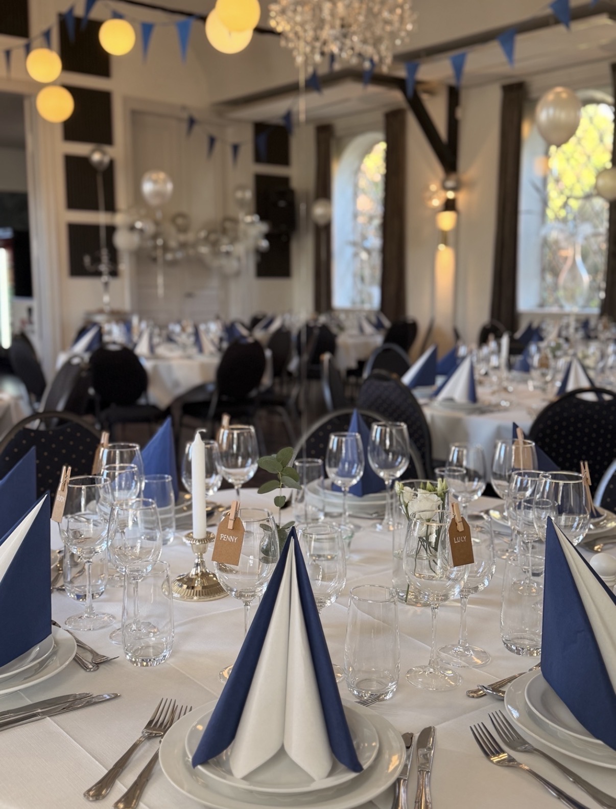 Langbord med navy servietter og hvid dug